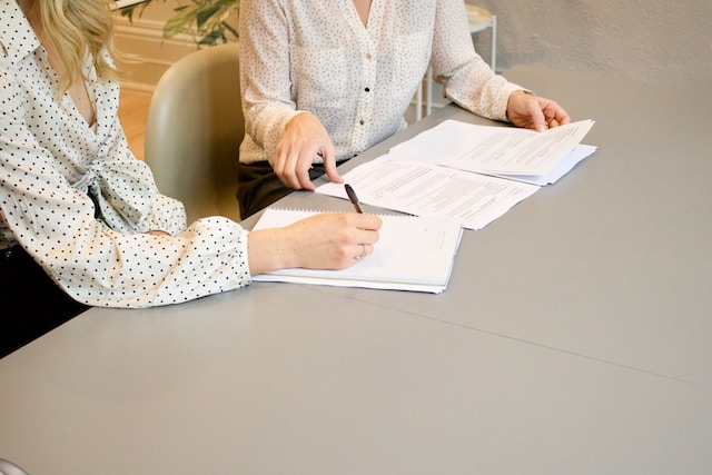 Wer sollte im Namen des ausländischen Unternehmens den Vertrag mit chinesischen Unternehmen unterzeichnen?